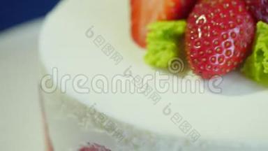 法式新鲜<strong>草莓蛋糕</strong>特写在桌上.. <strong>草莓蛋糕</strong>。 带草莓的甜自制蛋糕